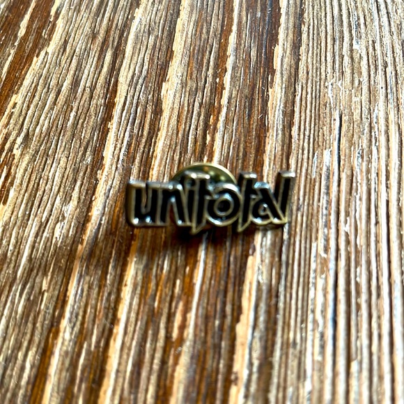 For pin collector's : Unitotal hardware store franchisee pin. - Picture 1 of 2